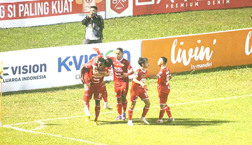 Semen Padang FC Kalahkan SADA Sumut FC, Kokoh di Posisi Puncak Grup 1 Liga 2 1 SELEBRASI— Pemain Semen Padang FC selebrasi usai melesatkan
gol ke gawang SADA Sumut di babak pertama lewat sundulan Kenneth Ngwoke.