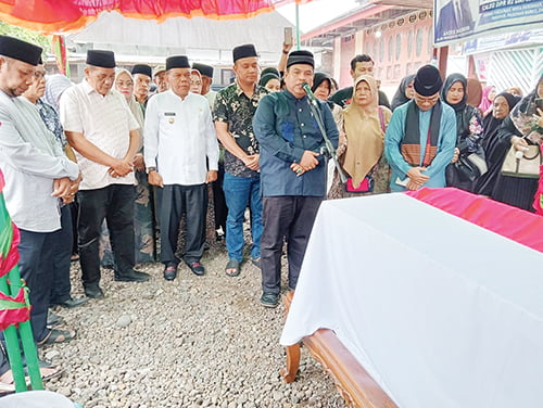 Sempat Tidak Percaya Meninggal Dunia, Suhatri Bur Lepas Almarhum H Ali Mukhni ke Makam Perkuburan Kaum 1 PELEPASAN JENAZAH— Bupati Padangpariaman Suhatri Bur saat melepas almarhum Ali Mukhni, Minggu (29/10).