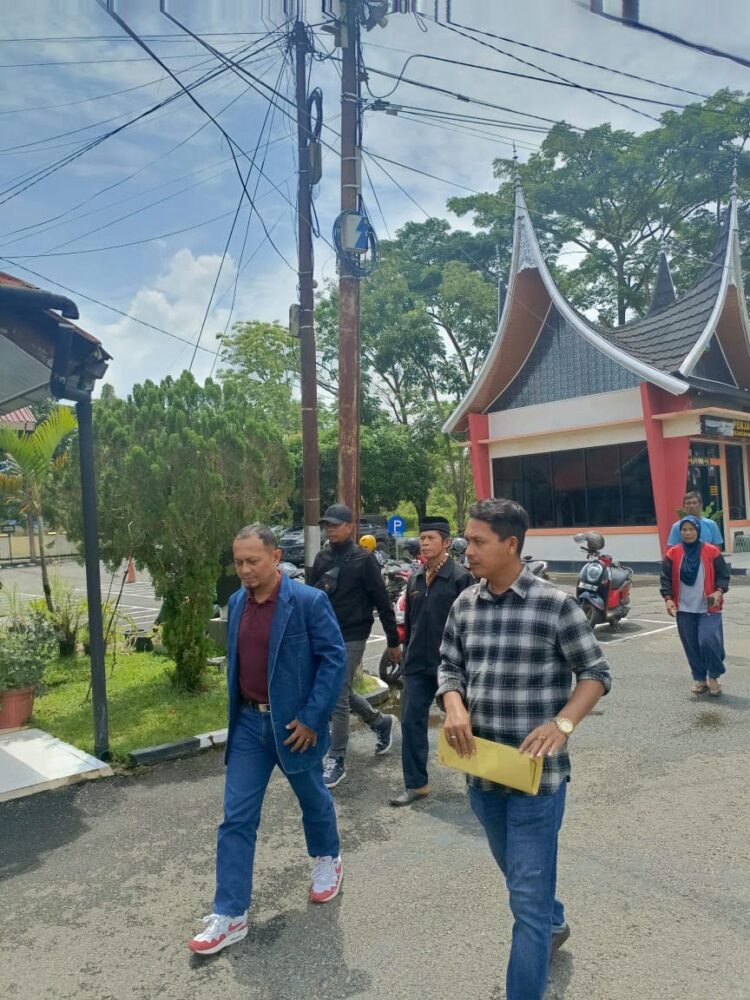LAPORKAN— A. Dt. Paduko Sinaro bersama penasihat hukumnya melapor ke Polres Limapuluh Kota terkait kasus sengketa tanah, Senin (23/10).