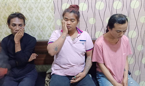 Driver Ojol Dikeroyok lalu Diperkosa 3 Bencong, Disekap 5 Jam, Barang Berharga Dirampas, Modusnya Pura-pura Beli Hp Korban 1 BENCONG DITANGKAP— Tiga waria atau bendong ditangkap jajaran Polsek Koto Tangah karena melakukan pengeroyokan, penyekapan hingga pemerkosaan terhadap driver ojol.