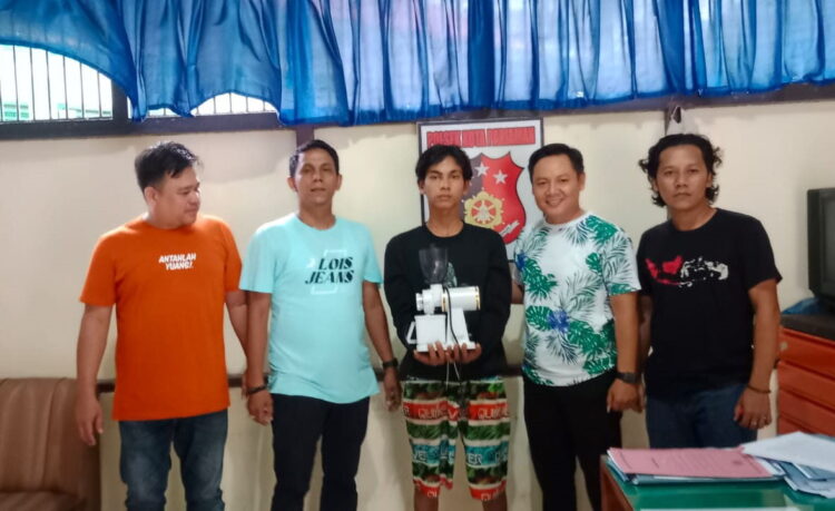 Bobol Kafe, Pemuda Pengangguran Embat 2 Mesin Penggiling Kopi, Nekat Jual Barang Curian di Marketplace Facebook 1 CURI PENGGILING KOPI-Pelaku VIS (19) pelaku pencurian mesin penggiling kopi diamankan di Mapolsek Pariaman.