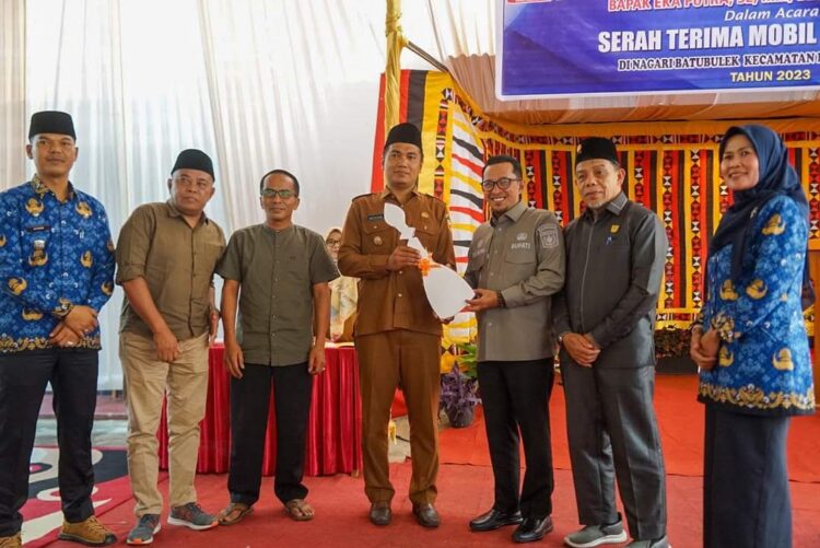 Dapat Dimanfaatkan Seluruh Masyarakat, Nagari Batu Bulek Terima Bantuan Ambulans 1 BANTUAN AMBULANS— Bupati Tanahdatar Eka Putra serahkan kunci ambulans secara simbolis.