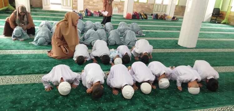 Taruna-Taruni Smart Kids Rutin Berkegiatan di Masjid 1 Setiap Bulan Taruna Taruni Smart Kids Rutin Berkegiatan di Masjid