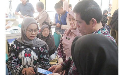 Sidak Kantor Disdukcapil Padang, Ombudsman RI Soroti AC Minim, Urusan Akta Kematian Rumit 1 PELAYANAN PUBLIK— Pimpinan Ombudsman RI Jemsly Hutabarat, didampingi Kepala Ombudsman Perwakilan Sumbar, Yefri Heriani dan Sekretaris Disdukcapil Heni Puspita, melakukan sidak di kantor Disdukcapil Padang, Kamis (26/10). Ombudsman menyoroti pengurusan akta kematian masih ribet dan juga persoalan kekurangan AC yang membuat ketidaknyamanan bagi masyarakat yang datang mengurus surat-surat.