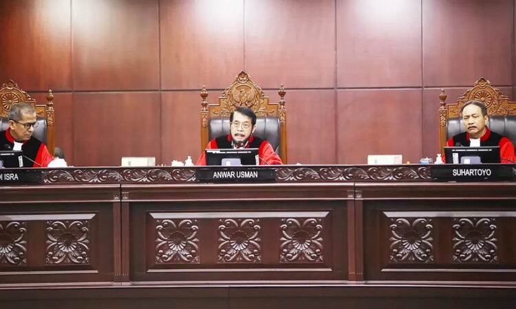 SIDANG— Ketua Mahkamah Konstitusi Anwar Usman (tengah), Hakim Konstitusi Saldi Isra (kiri) dan Hakim Konstitusi Suhartoyo (kanan) memimpin sidang permohonan uji materiil Pasal 169 huruf q Undang-Undang (UU) Nomor 7 Tahun 2017 tentang Pemilu.
