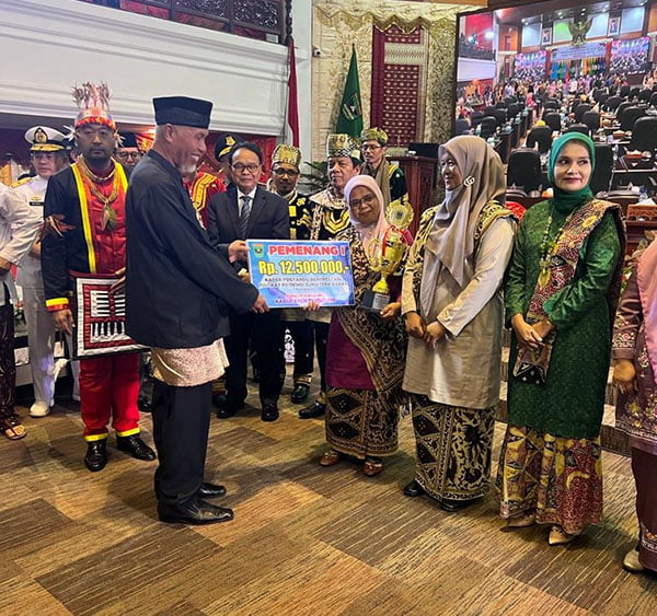 SERAHKAN HADIAH— Gubernur Sumbar Mahyeldi serahkan penghargaan dan hadiah kepada Kader Posyandu Mawar Merah yaitu Warbus Merita saat acara HUT Provinsi Sumatera Barat di Kantor DPRD Sumatera Barat, beberapa waktu lalu.