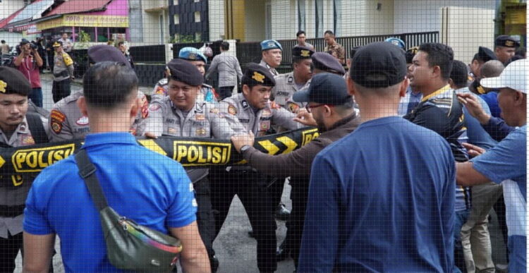 SIMULASI— Terlihat personel Polres Padang Panjang dalam aski simulasi Sispamkota Pengamanan Pemilu 2024.