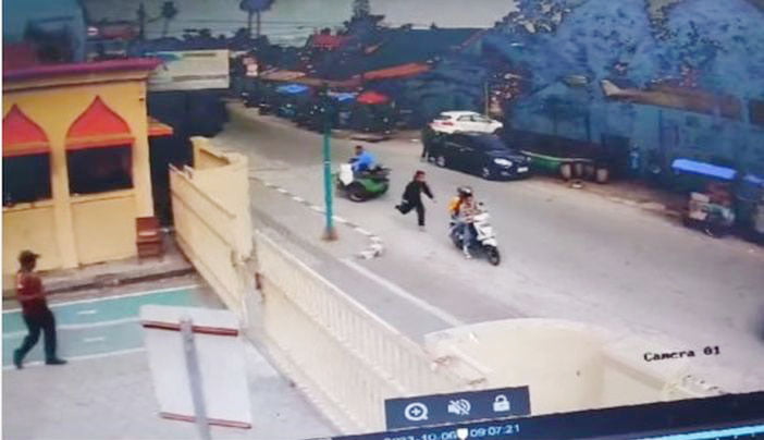 Siswa SMKN 5 Padang Dibacok di Depan Sekolah, Satu Pelaku Ditangkap, Satu lagi Diburu Polisi 1 REKAMAN CCTV— Pelajar SMKN 5 Padang saat dibacok di depan sekolahnya.