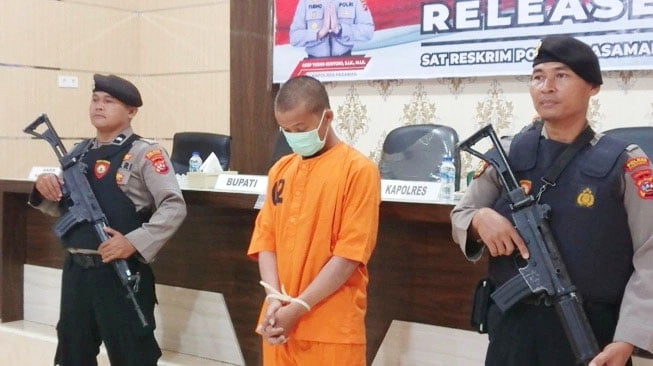 Korban Sodomi di Pasaman Bertambah jadi 35 Anak, Masih ada Belasan lagi Belum Melapor 1 SODOMI-Pelaku RH yang menyodomi puluhan anak di Kecamatan Padang Gelugur, Kabupaten Pasaman sudah
diamankan di Polres Pasaman.