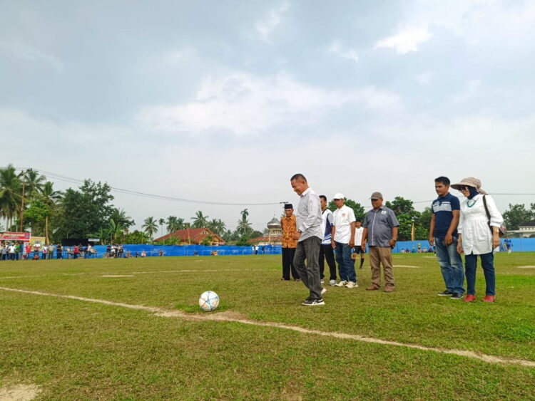 TENDANG BOLA— Staf Ahli Wali Kota Elvi Jaya melakukan tendangan pertama pembukaan pertandingan sepak bola Karang Taruna Cup 2023 yang digelar di Lapangan Porseba FC Kelurahan Subarang Batuang, Kecamatan Payakumbuh Barat, Sabtu (14/10).