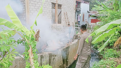BAKAR SAMPAH—  Petugas Satpol PP menegur warga di Mata Air, Kecamatan Padang Selatan, yang membakar sampah sembarangan dan mengakibatkan asap pekat, Kamis (19/10).