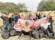Terinspirasi Ganjar yang Peduli Lingkungan, Sukarelawan OMG Gelar Aksi Bersih di Pantai Padang