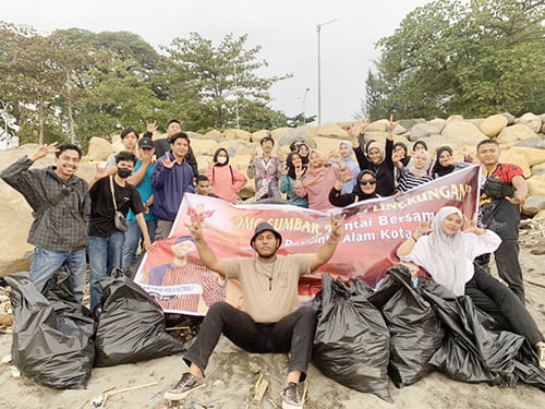 Terinspirasi Ganjar yang Peduli Lingkungan, Sukarelawan OMG Gelar Aksi Bersih di Pantai Padang 1 AKSI BERSIH— Sukarelawan Orang Muda Ganjar menggelar aksi bersih di Pantai Padang.