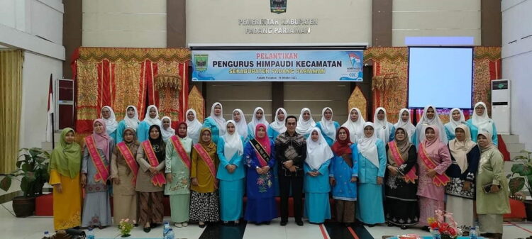 PELANTIKAN— Ketua TP-PKK Yusrita Suhatri Bur dan Kadisdik saat pelantikan pengurus Himpaudi.