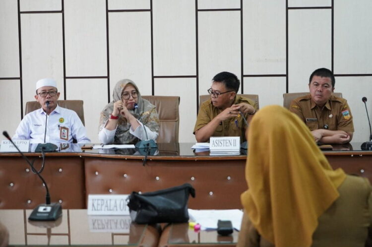 PERSIAPAN—Sekretaris Daerah Solok Selatan H. Syamsurizaldi sekaligus Ketua Pelaksana MTQ  saat berikan arah dalam rapat persiapan.