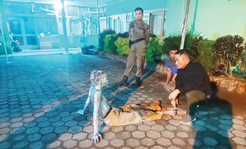 Tak Dikasih Uang, Manusia Silver Rusak Mobil Pengendara 1 RESAHKAN WARGA— Kelakuan seorang remaja yang berubah menjadi manusia silver perempatan lampu merah simpang Ketaping, Kecamatan Kuranji, membuat resah karena sering merusak kendaraan milik pengendara jika tak memberi uang. Kamis (12/10) malam, remaja ini berhasil diamankan petugas Satpol PP.