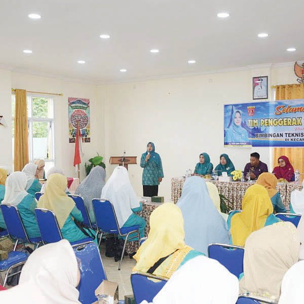 PKK Mitra Pemerintah Tingkatkan Kesejahteraan 1 BIMTEK— Ketua TP PKK Agam Ny Yenni Andri Warman membuka bimtek terkait gerakan PKK di Kecamatan Sungai Pua dan Kecamatan Banuhampu, Kamis, (26/10).