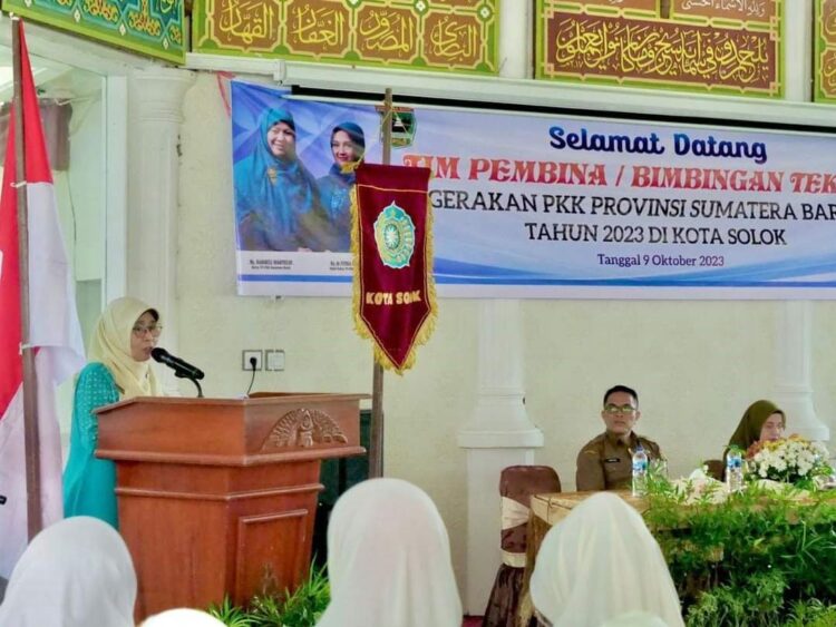 Tingkatkan Peranan Kader, TP-PKK Sumbar Gelar Bimtek 1 SAMBUTAN— Ketua TP PKK Kota Solok Zulmiyetti memberikan sambutan saat acara bimtek kemarin.