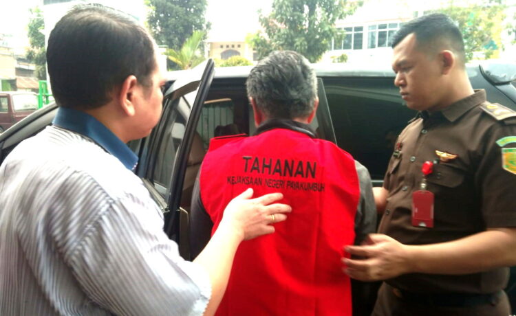 Direktur BUMNag Terjerat Kasus Korupsi, Ditetapkan Tersangka dan Ditahan 1 DIGIRING— Direktur BUMNag Banjar Sakato, PN (60) yang menjadi tersangka korupsi digiring petugas Kejari Payakumbuh untuk ditahan di Lapas Kelas II B Payakumbuh.