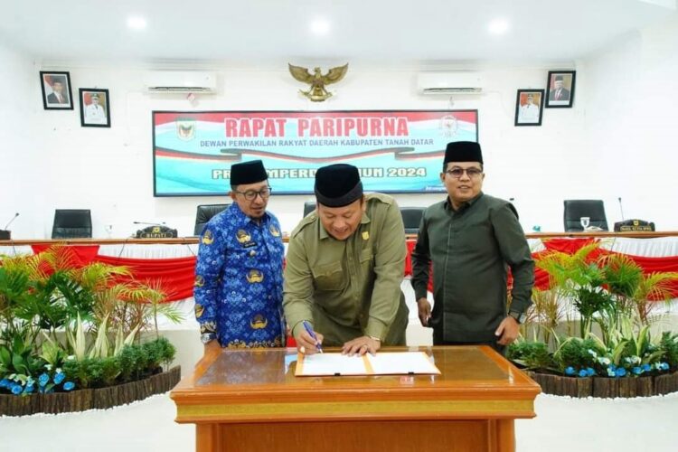 Propemperda harus Disusun Secara Terencana 1 TANDA TANGAN— Ketua DPRD Tanah Datar H. Roni Mulyadi. Dt. Bungsu tanda tangani nota Penetapan Program Pembentukan Peraturan Daerah (Propemperda) tahun 2024.