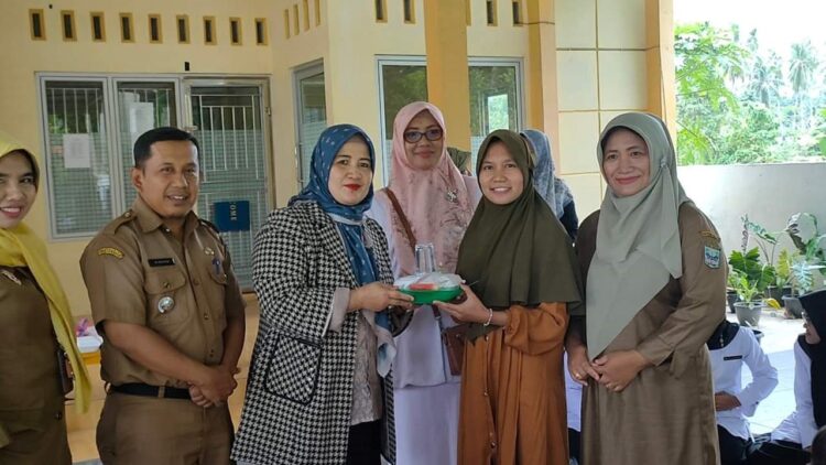 Tekan Angka Stunting, Balita di Sunur Barat Diberi PMT, Ibu Hamil dan Menyusui Wajib Perhatikan Asupan Gizi 1 BERIKAN PMT— Ketua TP PKK Ny Yusrita Suhatyri Bur memberikan secara simbolis Pemberian Makanan Tambahan (PMT) kepada 12 balita dan 4 orang ibu hamil di Nagari Sunur Barat, Rabu (4/10).