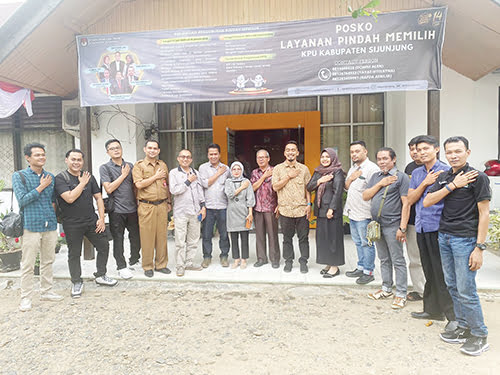 FOTO BERSAMA— Foto bersama Komisioner KPU Sijunjung bersama para wartawan yang bertugas di Sijunjung usai menggelar jumpa pers dan temu ramah, Selasa (3/10).