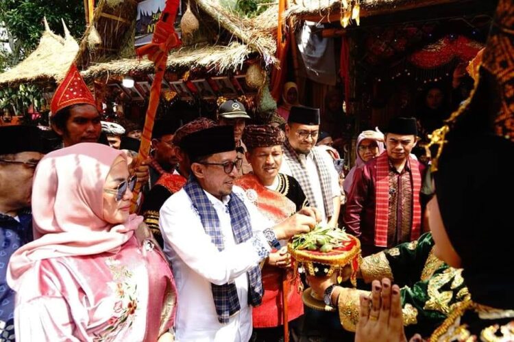 GM Garuda Indonesia Saksikan Pesta Rakyat Malalo Tigo Jurai 1 DISUGUHI SIRIAH— Bupati Tanahdatar Eka Putra bersama tamu undangan disuguhkan siriah dalam carano saat menghadiri tradisi bukak kapalo banda di Nagari Guguak Malalo.