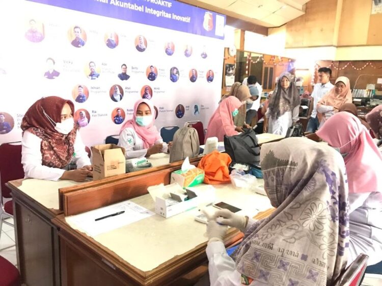 Mengetahui dan Mengukur Tingkat Kesehatan, Tim Kesehatan Lakukan Skrining PTM 1 Tim kesehatan dari Puskesmas KTK melakukan kegiatan skrining Penyakit Tidak Menular PTM. Kali ini