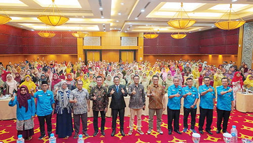 Tingkatkan Kualitas Pendidikan, Wako Padang Ingin Setiap Sekolah Miliki Keunikan 1 RAKOR KEPALA SEKOLAH— Wako Hendri Septa berfoto bersama dengan kepala sekolah saat menghadiri Rakor Kepala Sekolah Dasar (SD) se-Kota Padang.