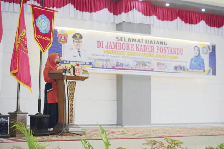 SAMBUTAN— Ketua TP PKK Agam Ny Yenni Andri Warman memberikan sambutan dalam Jambore Kader Posyandu Berprestasi TP-PKK Kabupaten Agam di Balairung Rumah Dinas Bupati Agam, Lubuk Basung, Senin (23/10).