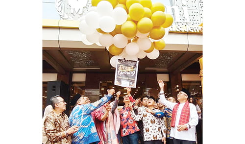 Toko Mas Murni Hadir dengan Gedung Baru di Jalan Ratulangi 1 GRAND OPENING— Wali Kota Padang, Hendri Septa melepas balon Grand Opening Mas Murni di Jalan Ratulangi Padang bersama Keluarga Besar Mas Murni, Mantan Mendagri Gamawan Fauzi, Mantan Ketua DPD RI, Irman Gusman, Anggota DPR RI, Guspardi Gaus, Ketua Umum Bundo Kandung Sumbar, Raudha Thaib dan sejumlah bupati dan wali kota di Sumbar.