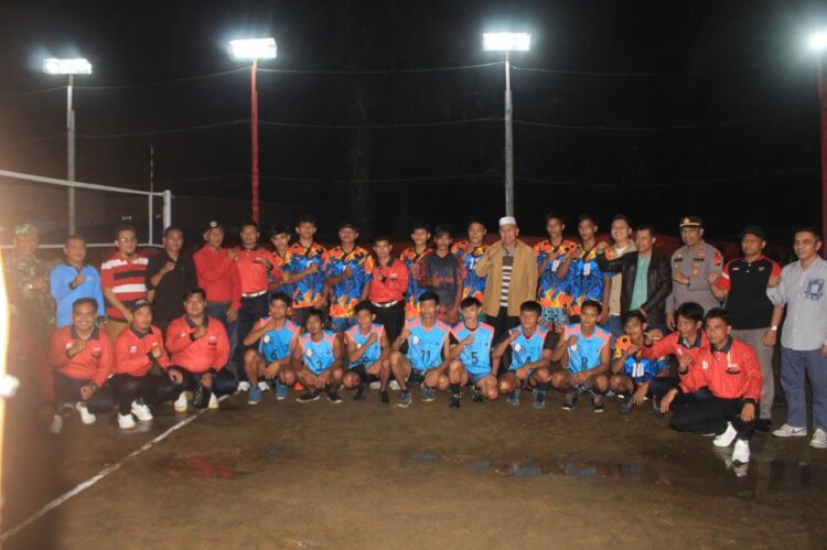 FOTO BERSAMA— Bupati Pasbar Hamsuardi berfoto bersama dengan peserta turnamen vollyball IKATES di Sungai Aur, Pasbar, usai membuka kegiatan, Selasa (24/10).