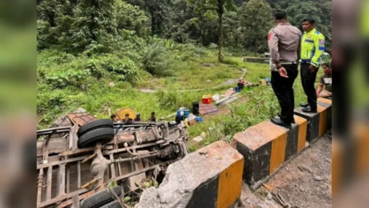 MASUK JURAN— Kondisi truk yang membawa peralatan pasar malam masuk jurang di kawasan Silaiang.