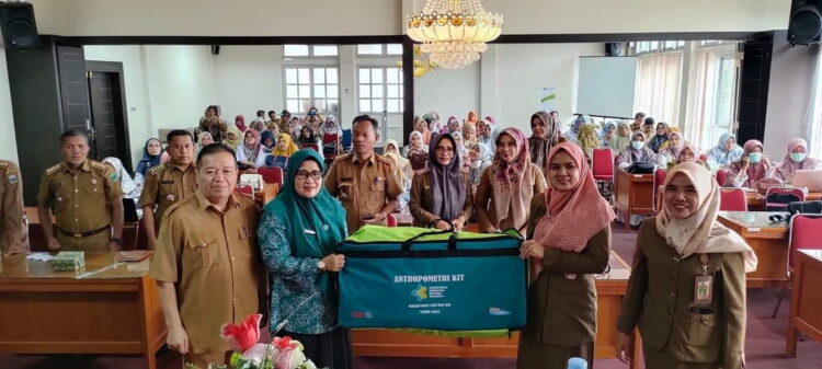 Turunkan Angka Stunting, Percepat Perbaikan Gizi 1 FOTO BERSAMA—Ketua TP-PKK Padangpariaman Ny Yusrita Suhatri Bur, bersama peserta pertemuan diseminasi.