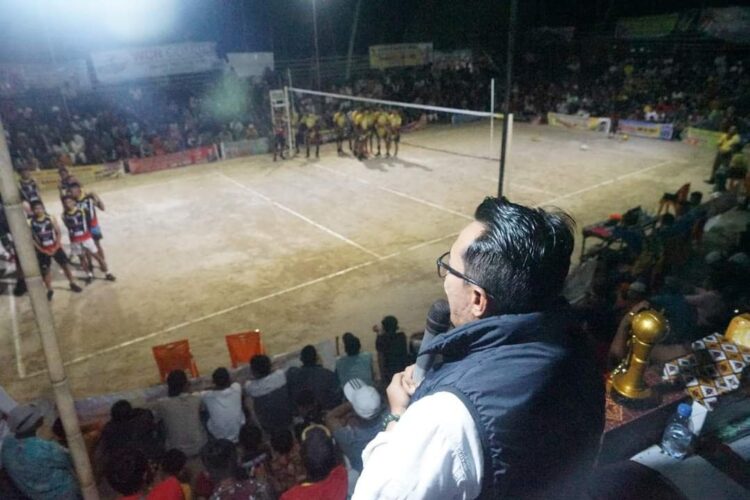 MENGHADIRI— Bupati Tanh Datar, Eka Putra menghadiri penutupan Turnamen Vollyball Ivo Basota Cup X, Selasa (3/10) malam.