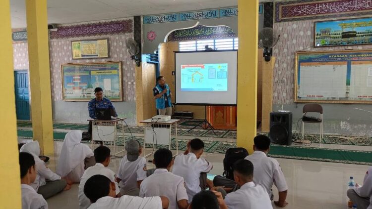 EDUKASI— PT PLN (Persero) Unit Induk Distribusi (UID) Sumbar menyelenggarakan edukasi ketenagalistrikan di Sekolah Menengah Kejuruan (SMK) Negeri 2 Lubuk Basung pada Selasa (17/10).