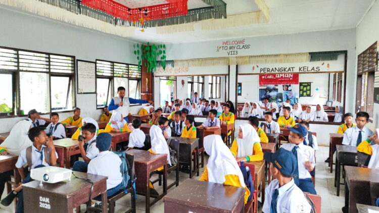Gandeng Pelajar, Honda Hayati Kampanyekan Keselamatan Berkendara 1 EDUKASI— PT HPM bersama dengan tim Safety Riding dan Dealer Mina SPN Ujung Gading, Pasaman menggelar edukasi safety riding yang diadakan di SMPN 2 Lembah Melintang, Selasa (17/10).
