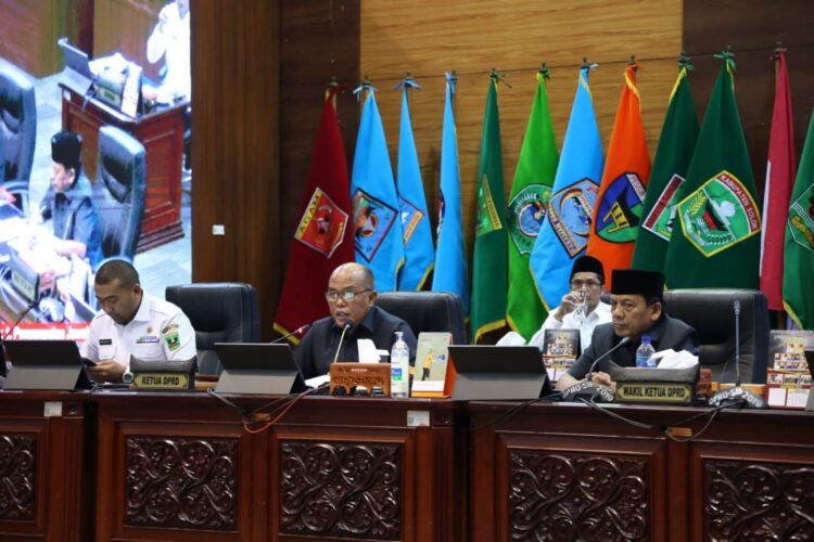 Izin Pengolahan Limbah B3 Dihentikan, Target PAD Turun jadi Rp 1 Miliar 1 nota jawaban--Rapat Paripurna penyampaian nota jawaban gubernur terhadap pandangan umum fraksi-fraksi dewan DPRD Sumbar mengenai rancangan peraturan daerah (Ranperda) tentang pengelolaan sampah dan Ranperda perubahan ketiga atas peraturan daerah nomor 8 tahun 2016 tentang pembentukan dan susunan perangkat daerah Provinsi Sumatera Barat.
ist