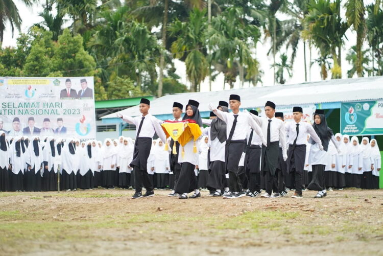Bupati Khairunas Ajak Santri “Jihad Jayakan Negeri” 1 PETUGAS PENGIBAR BENDERA— Para santri bertugas menjadi pengibar bendera merah putih saat upacara peringatan Hari Santri Nasional 2023 di Kabupaten Solok Selatan.