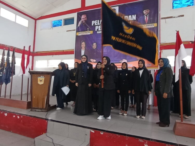 Lisda Hendrajoni Lantik Pengurus Garnita Malahayati Tanahdatar 1 KIBARKAN PATAKA— Ketua Garnita Malahayati Tanahdatar Gita Riani Bustami, mengibarkan bendera pataka, usai pengukuhan pengurus Garnita Malahayti Nasdem, Jumat (20/10).