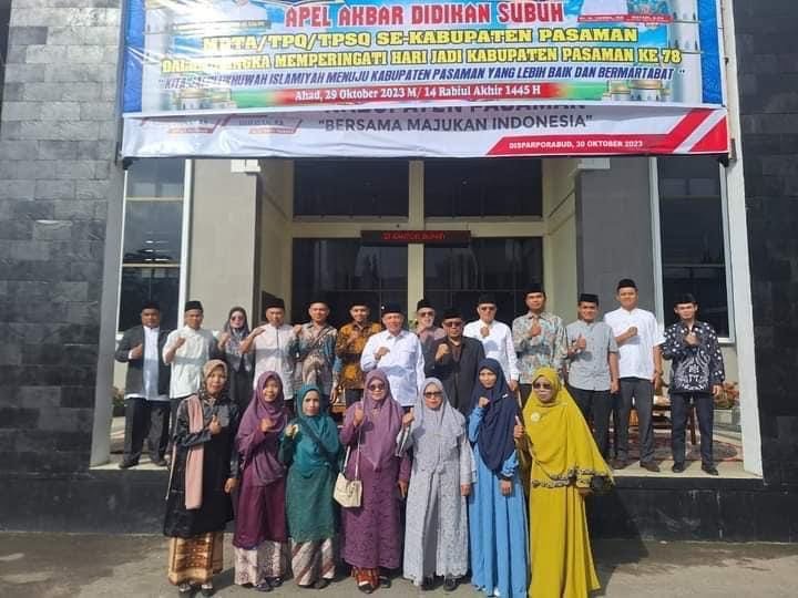 FOTO BERSAMA— Wabup Pasaman Sabar AS berfoto bersama usai membuka kegiatan apel akbar Didikan Subuh MDA/TPQ/TPSQ se- Kabupaten Pasaman di Lubuk Sikaping, Minggu (29/10).