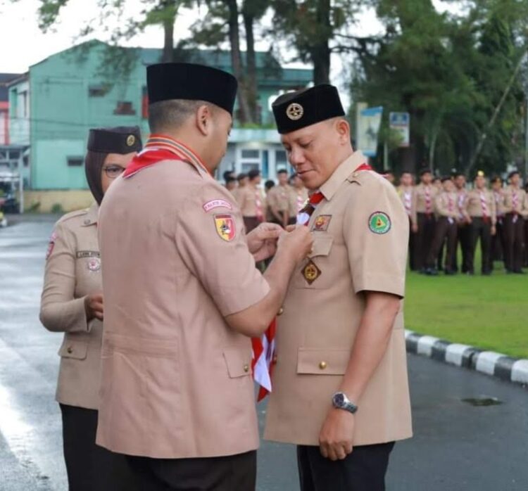 Sabar AS Terima Lancana Darma Bakti Pramuka 1 LENCANA DARMA BAKTI— Wabup Pasaman Sabar AS menerima lencana Darma Bakti Pramuka, yang diserahkan Wagub Sumbar Audy joinaldy.