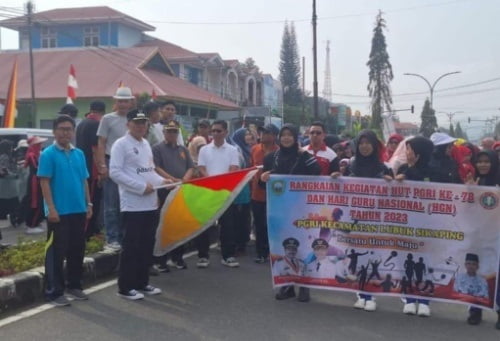 Rangkaian HUT PGRI di MTsN 1 Pasaman, Guru harus Mampu jadi Wadah Pemersatu 1 PERINGATAN HUT PGRI— Wabup Pasaman Sabar AS bersama para guru saat menghadiri HUT Guru Nasional, di MTsN 1 Pasaman.