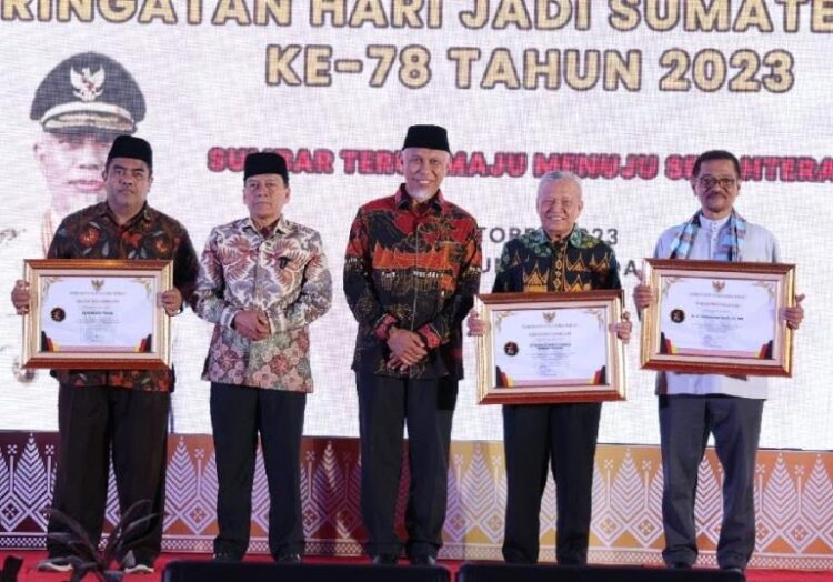 Malam Resepsi Hari Jadi Sumbar ke-78, Swirpen: Sumbar Harus Terus Lahirkan Pemikir Hebat 1 MALAM RESEPSI--Wakil Ketua DPRD Provinsi Sumatera Barat (Sumbar) Suwirpen Suib menghadiri malam resepsi hari jadi Sumbar ke-78, Minggu (1/10).