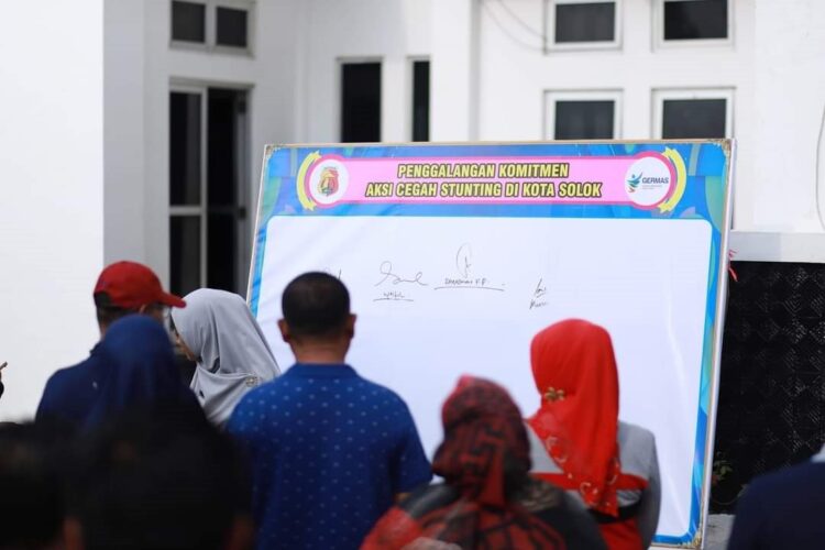 Wawako Akui Belum ada Perubahan Signifikan, Hasil SSGI 2022, 7 Juta Balita Derita Stunting 1 KOMITMEN CEGAH STUNTING— Wakil Wali Kota Solok, Ramadhani melakukan pembubuhan tanda tangan sebagai bentuk komitmen dari seluruh OPD untuk pencegahan stunting.
