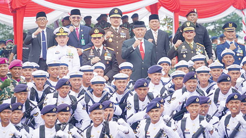 PERINGATAN HUT TNI— Wali Kota Padang Hendri Septa menghadiri Upacara Peringatan HUT ke-78 Tentara Nasional Indonesia (TNI) di Pantai Purus Padang, Kamis (5/10).