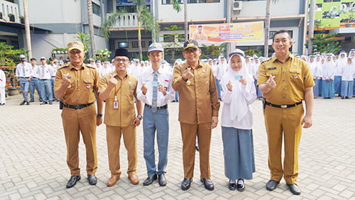 Serahkan e-KTP di SMKN 9 Padang, Wako Hendri Septa Sebut SMK Sekolah Istimewa 1 PENYERAHAN E-KTP Wako Hendri Septa didampingi Kadis Dukcapil Teddy Antonius, Camat Padang Barat Junie Nursyamza, dan Kepala SMKN 9 Padang Syamsul Mardan, menyerahkan e-KTP kepada para pelajar SMKN 9 Padang yang telah berusia 17 tahun ke atas, Senin (30/10).