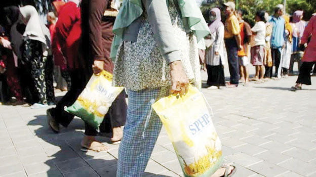 TIDAK ADA BERAS SINTETIS— Pemerintah bersama Kepolisian Kota Bukittinggi menegaskan tidak ada beras sintetis yang beredar di kota wisata itu. Hal ini berdasarkan hasil uji labor yang menunjukkan beras diduga palsu ternyata adalah beras asli.