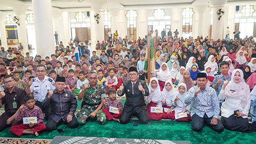 2.014 Pelajar SD, SMP Terima Beasiswa Pendidikan 1 BANTUAN BEASISWA— Wali Kota Padang Hendri Septa melaunching pemberian bantuan beasiswa bagi murid SD dan SMP sederajat di Kota Padang, di Masjid Nurul Iman, Rabu (11/10).