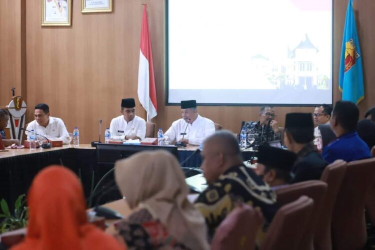 Wali Kota Solok Zul Elfian, Penyusunan RPJPD Tentukan Arah Pembangunan 1 PEMBAHASAN AWAL RPJPD— Wako Solok Zul Elfian memberikan arahan saat memimpin rapat pembahasan awal RPJPD Kota Solok 2025-2045.